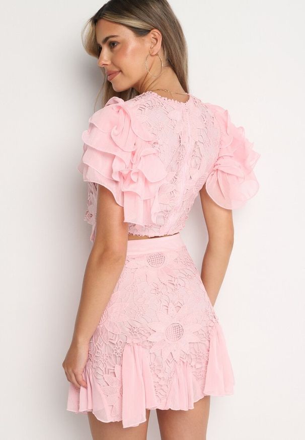 Born2be - Różowy Komplet Bluzka z Falbankami na Ramionach Rozkloszowana Spódnica Zapinana na Suwak Viklaria. Kolor: różowy. Materiał: materiał