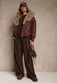 Renee - Bordowa Pudełkowa Kurtka z Pikowanymi Przeszyciami i Kapturem z Futrem Ruvitta. Okazja: na co dzień. Kolor: czerwony. Materiał: futro. Sezon: zima. Styl: casual, elegancki