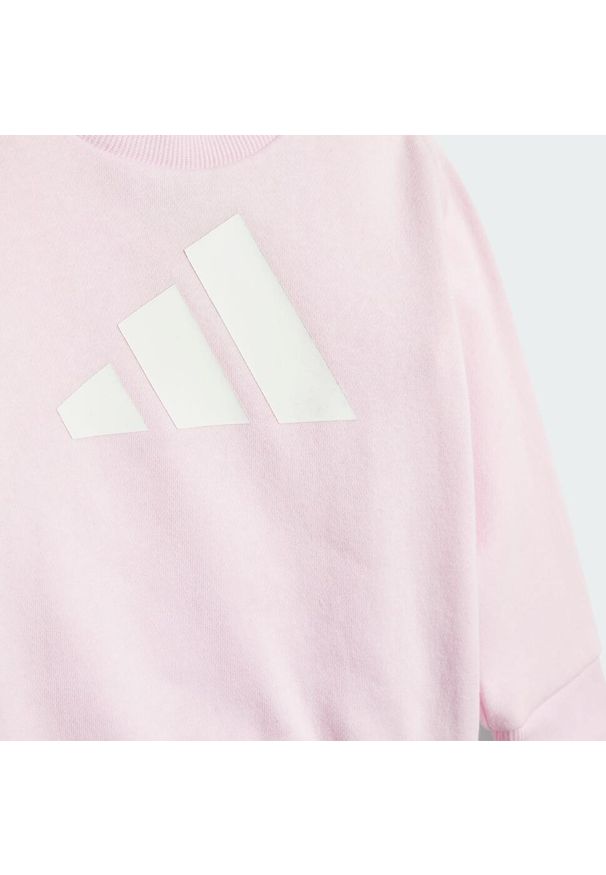 Adidas - Dres Essentials Kids. Okazja: na uczelnię. Kolor: biały, różowy, wielokolorowy. Materiał: dresówka. Styl: sportowy