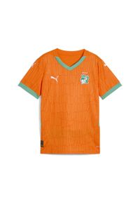 Puma - Młodzieżowa koszulka domowa Wybrzeże Kości Słoniowej 2025 PUMA. Typ kołnierza: dekolt w kształcie V. Kolor: pomarańczowy, zielony, żółty, wielokolorowy. Wzór: aplikacja. Sport: piłka nożna