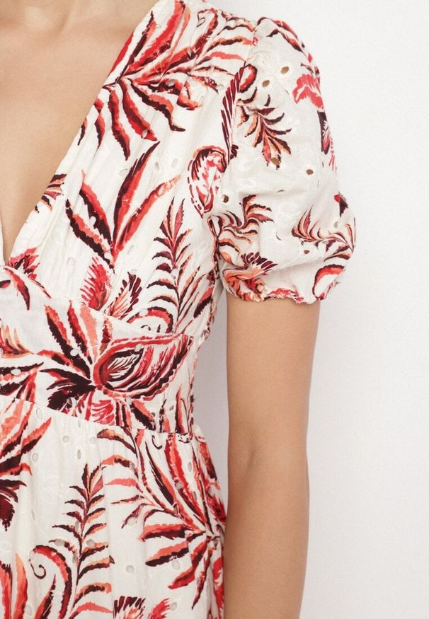 Born2be - Czerwona Rozkloszowana Sukienka z Dekoltem w Serek Zdobiona Roślinnym Wzorem Evilirae. Okazja: na co dzień, do pracy, na spotkanie biznesowe. Typ kołnierza: dekolt w serek. Kolor: czerwony. Wzór: aplikacja. Styl: casual, biznesowy