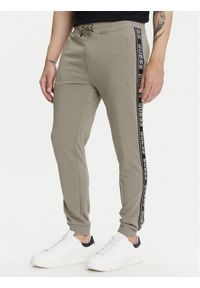 Guess Spodnie dresowe Z2YB19 K6ZS1 Khaki Regular Fit. Kolor: brązowy. Materiał: bawełna #1
