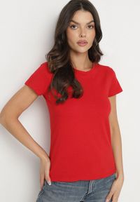 Born2be - Czerwony Bawełniany Klasyczny T-shirt Lunolia. Okazja: na co dzień. Kolor: czerwony. Materiał: bawełna. Wzór: gładki. Styl: klasyczny