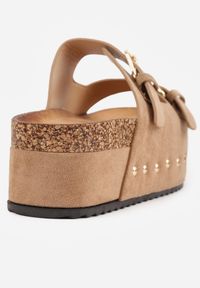 Born2be - Ciemnobeżowe Klapki na Grubej Podeszwie Ozdobione Klamrami i Ćwiekami Fanelith. Okazja: na co dzień. Kolor: beżowy. Materiał: jeans. Wzór: aplikacja. Sezon: lato. Styl: casual #5