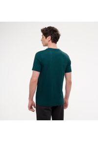 Decathlon - Koszulka z krótkim rękawem męska Puma Gym & Pilates. Kolor: zielony. Materiał: bawełna. Długość rękawa: krótki rękaw. Długość: krótkie. Sport: joga i pilates
