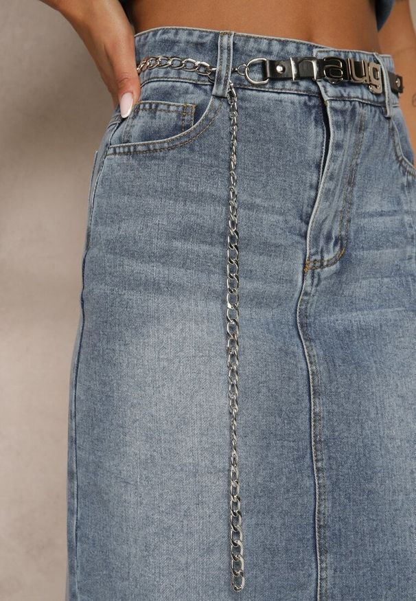 Renee - Granatowa Jeansowa Spódnica z Bawełny z Łańcuchem Lilurea. Okazja: na co dzień. Kolor: niebieski. Materiał: bawełna, jeans. Styl: klasyczny, elegancki, casual