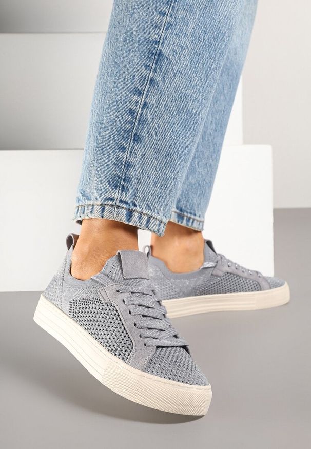 Renee - Srebrne Siateczkowe Sneakersy Ozdobione Metaliczną Nicią Nimiarene. Kolor: srebrny. Materiał: jeans. Wzór: aplikacja