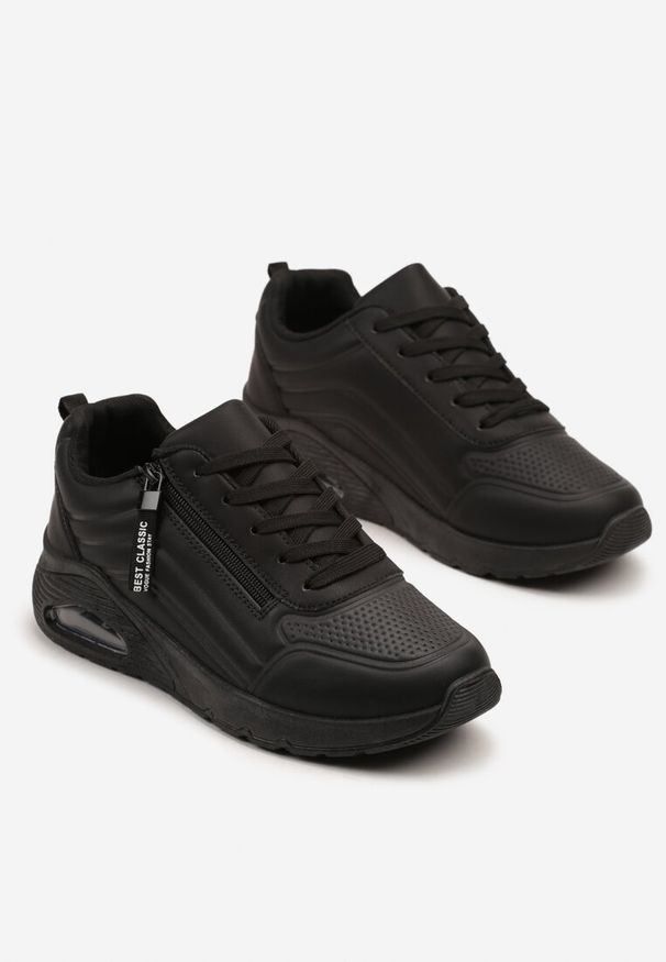Renee - Czarne Sneakersy z Tłoczoną Cholewką i Napisami Tosilea. Okazja: na co dzień, na spacer. Kolor: czarny. Szerokość cholewki: normalna. Wzór: napisy. Sport: turystyka piesza