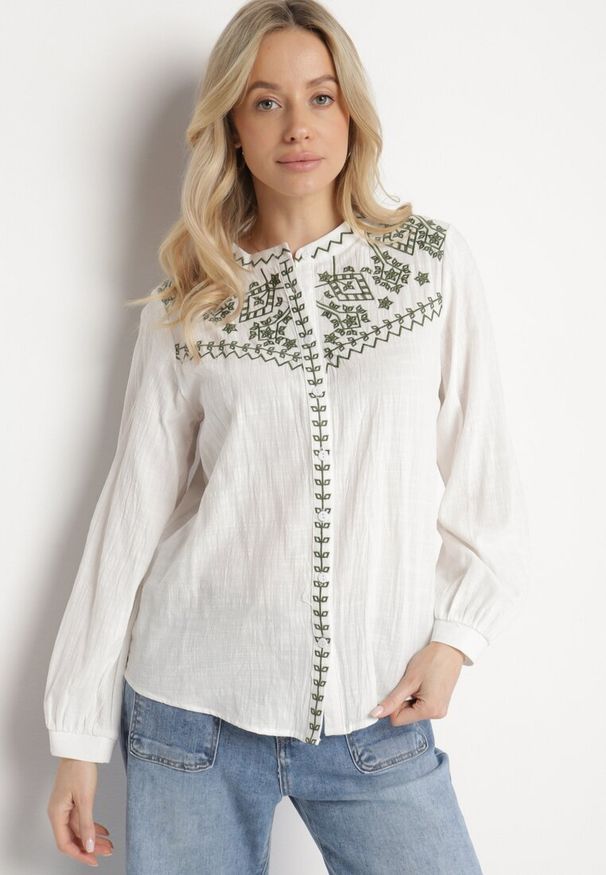 Born2be - Biało-Zielona Koszula z Bawełny w Stylu Boho Zdobiona Haftem Gonilwen. Okazja: na co dzień. Typ kołnierza: kołnierzyk stójkowy. Kolor: biały. Materiał: bawełna. Wzór: aplikacja, haft. Styl: boho