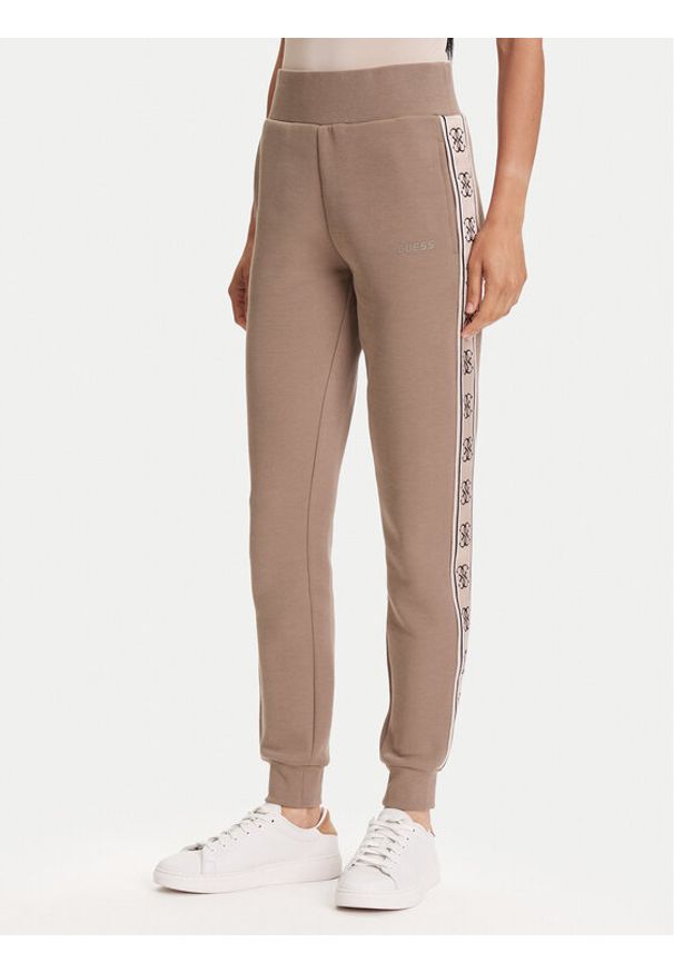 Guess Spodnie dresowe V2YB15 KB3P2 Brązowy Regular Fit. Kolor: brązowy. Materiał: bawełna, syntetyk