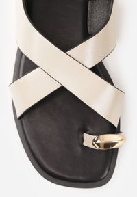 Renee - Beżowe Sandały w Stylu Japonek Ozdobione Metaliczną Aplikacją Carover. Okazja: na co dzień. Zapięcie: pasek. Kolor: beżowy. Wzór: aplikacja. Styl: casual, elegancki #6