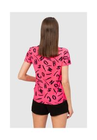 MOSCHINO Różowy t-shirt damski w czarne litery, Rozmiar XS. Kolor: różowy. Materiał: prążkowany. Wzór: aplikacja #2