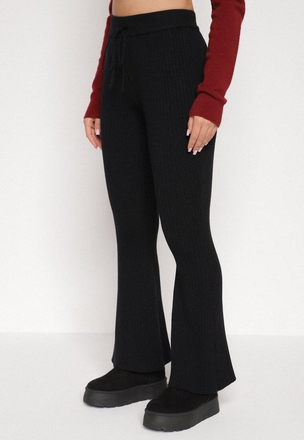 Born2be - Czarne Spodnie z Wiskozą i Wysokim Stanem Typu Dzwony Tusvira. Okazja: na co dzień. Stan: podwyższony. Kolor: czarny. Materiał: wiskoza. Styl: casual, elegancki