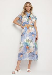 Born2be - Jasnoniebieska Sukienka o Rozkloszowanym Kroju z Wiązaniem przy Dekolcie i Paskiem Sorilina. Okazja: na co dzień. Kolor: niebieski. Długość rękawa: krótki rękaw. Wzór: kwiaty. Styl: casual, elegancki #1