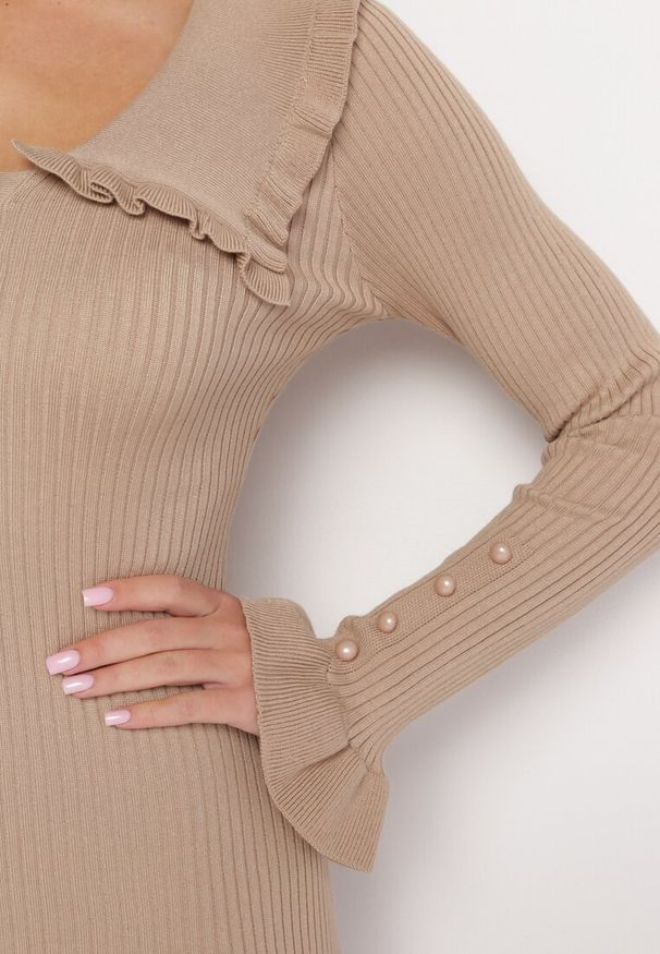 Born2be - Beżowa Prążkowana Sukienka Midi z Kołnierzykiem z Guzikami i Falbanką Prestaria. Okazja: na spotkanie biznesowe, do pracy. Kolor: beżowy. Materiał: prążkowany. Styl: biznesowy. Długość: midi