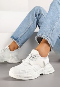 Born2be - Białe Sneakersy Streetwearowe na Podeszwie z Tłoczeniami i Rzepem Zilanne. Okazja: na co dzień. Zapięcie: rzepy. Kolor: biały. Materiał: jeans. Obcas: na płaskiej podeszwie #3