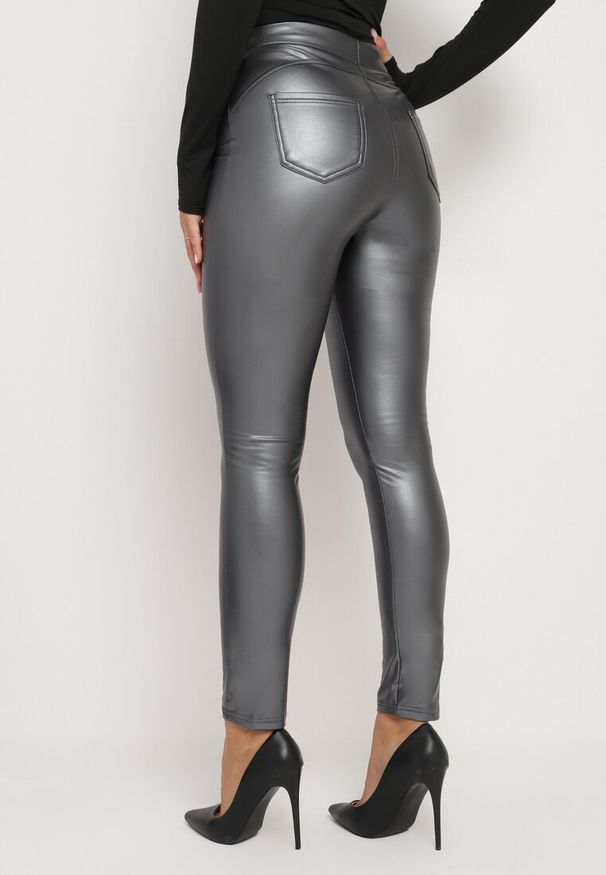 Born2be - Szare Legginsy z Ekoskóry z Wysokim Stanem i Imitacją Kieszeni Merievia. Stan: podwyższony. Kolor: szary. Sezon: zima