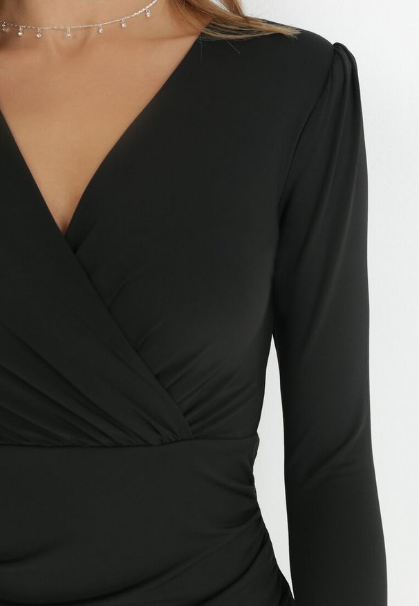 Born2be - Czarna Sukienka Euphusa. Kolor: czarny. Materiał: dzianina. Długość rękawa: długi rękaw. Wzór: aplikacja, gładki. Typ sukienki: kopertowe. Długość: mini