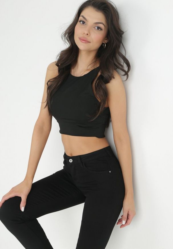 Born2be - Czarne Jeansy Skinny z Regularnym Stanem Ingas. Kolor: czarny. Długość: krótkie. Wzór: gładki