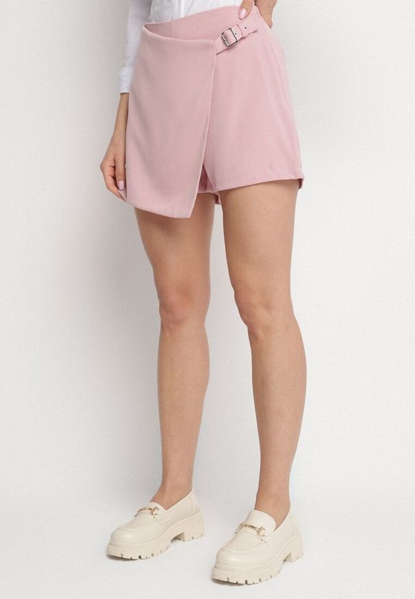 Born2be - Jasnoróżowe Spódnico-Szorty z Wysokim Stanem Ozdobione Paskiem z Klamrą Nonavia. Okazja: na co dzień, na spacer. Stan: podwyższony. Kolor: różowy. Długość: krótkie. Wzór: aplikacja. Sezon: wiosna, lato. Styl: elegancki, klasyczny, casual