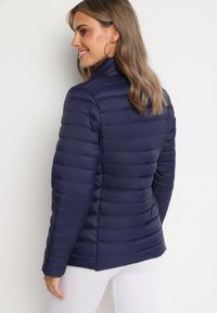 Born2be - Granatowa Pikowana Kurtka z Kieszeniami Zapinanymi na Zamek Błyskawiczny Mivindra. Okazja: na co dzień. Kolor: niebieski. Materiał: jeans. Styl: casual #3