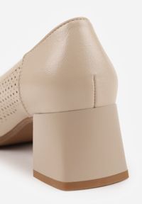 Born2be - Beżowe Ażurowe Czółenka na Słupku ze Skórzaną Wkładką i Ozdobnym Noskiem Cezelia. Okazja: na co dzień. Kolor: beżowy. Materiał: skóra. Wzór: ażurowy. Obcas: na słupku. Styl: casual, elegancki #9