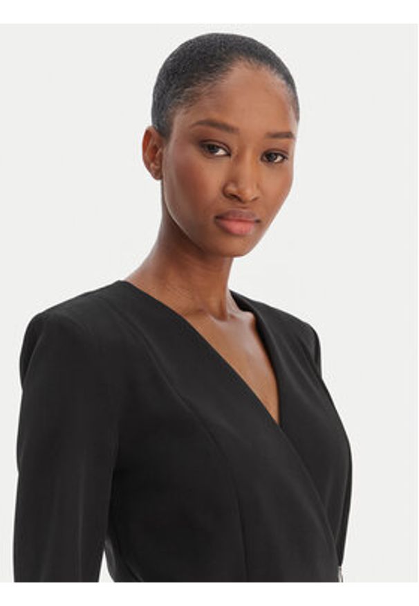 DKNY Sukienka koktajlowa DD5N2P53 Czarny Regular Fit. Kolor: czarny. Materiał: syntetyk. Styl: wizytowy