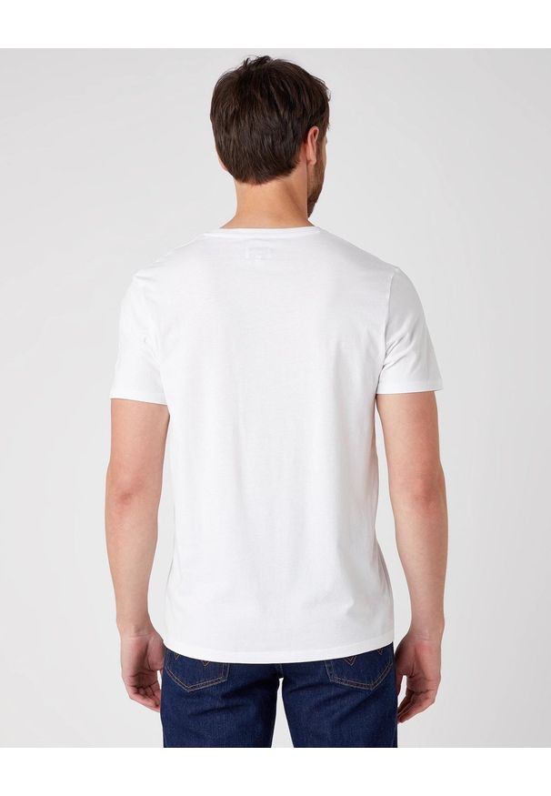 Wrangler - T-SHIRT MĘSKI WRANGLER SS LOGO TEE WHITE W742FK989 112131082. Okazja: na uczelnię. Materiał: materiał, jeans, bawełna. Wzór: nadruk. Sezon: lato. Styl: klasyczny