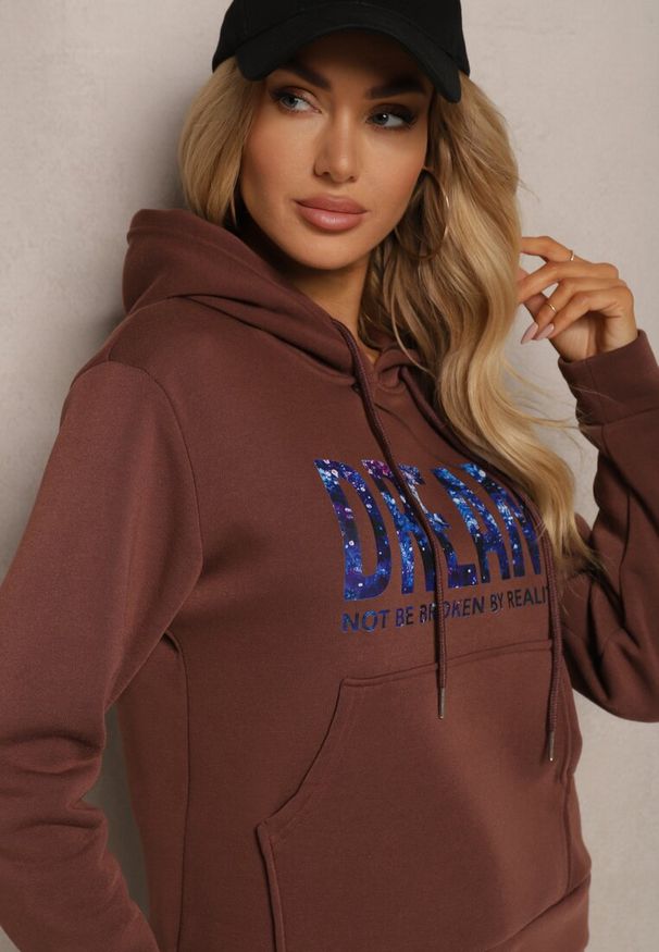 Renee - Brązowy Ocieplany Komplet Dresowy Bawełniany Spodnie Joggery i Bluza Zdobiona Nadrukiem Filoira. Kolor: brązowy. Materiał: bawełna, dresówka. Wzór: aplikacja, nadruk