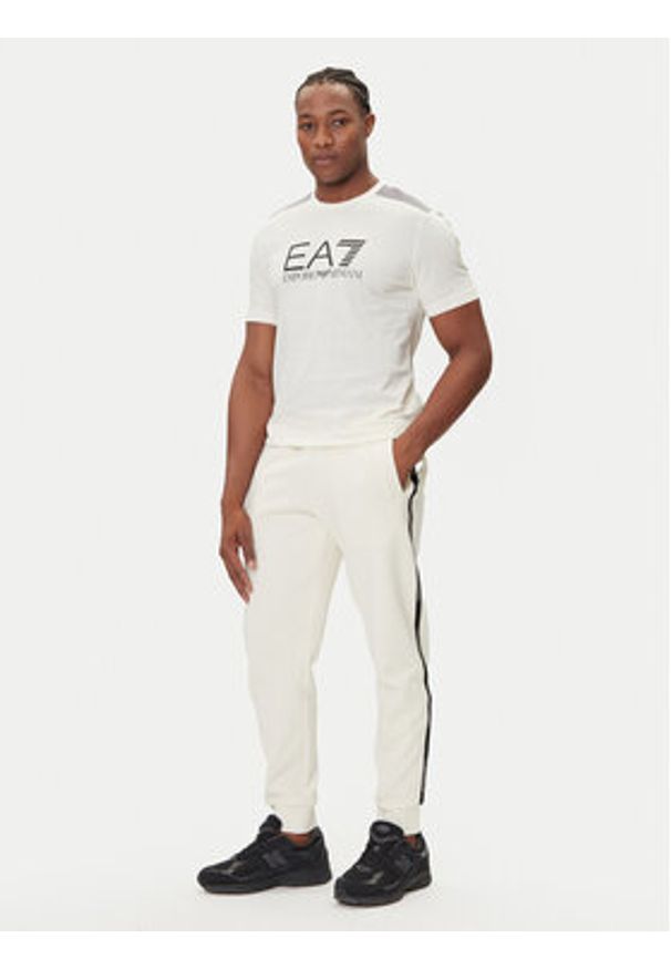 EA7 Emporio Armani T-Shirt 7M000961 AF10375 U1105 Beżowy Regular Fit. Kolor: beżowy. Materiał: bawełna