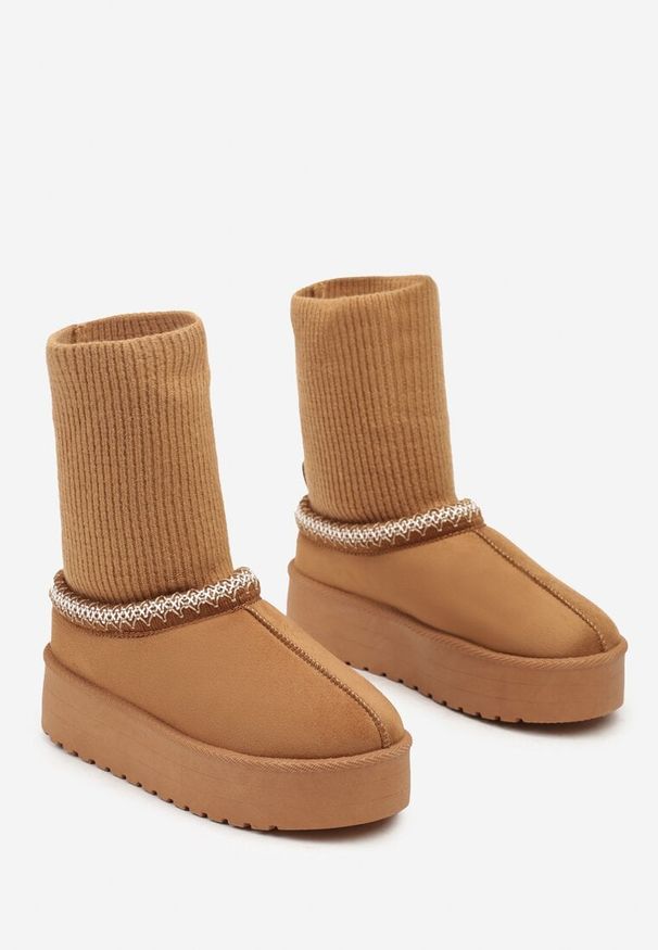 Born2be - Brązowe Śniegowce na Platformie ze Skarpetkową Cholewką i Ozdobnym Haftem Zintoria. Okazja: na co dzień. Kolor: brązowy. Materiał: dzianina, jeans, futro. Szerokość cholewki: normalna. Wzór: haft. Obcas: na platformie. Styl: casual