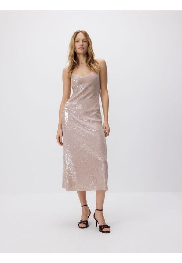 Reserved - Cekinowa sukienka midi - pastelowy róż. Kolor: różowy. Materiał: dzianina. Długość: midi