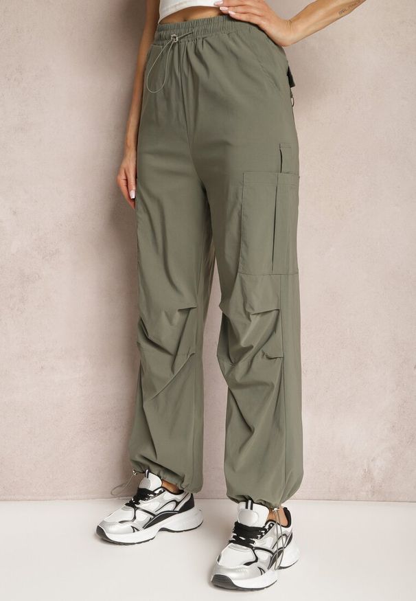 Renee - Ciemnozielone Szerokie Spodnie High Waist w Stylu Bojówek Wykończone Gumką w Talii Ellcara. Okazja: na co dzień. Stan: podwyższony. Kolor: zielony. Materiał: satyna. Wzór: moro. Styl: elegancki, sportowy, militarny, wizytowy, casual