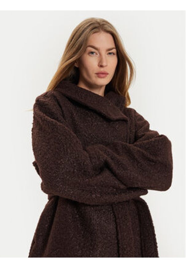 Gina Tricot Płaszcz zimowy 24039 Brązowy Oversize. Kolor: brązowy. Materiał: syntetyk. Sezon: zima