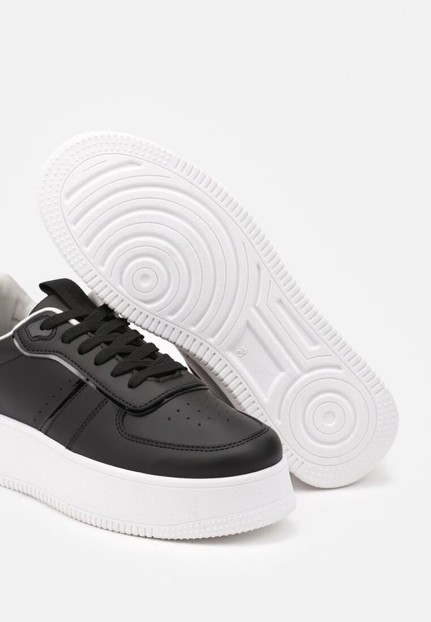 Renee - Czarno-Białe Sneakersy Vices na Platformie ze Sznurowaniem Lealirra. Okazja: na co dzień. Zapięcie: sznurówki. Kolor: czarny. Materiał: jeans. Wzór: aplikacja. Obcas: na platformie
