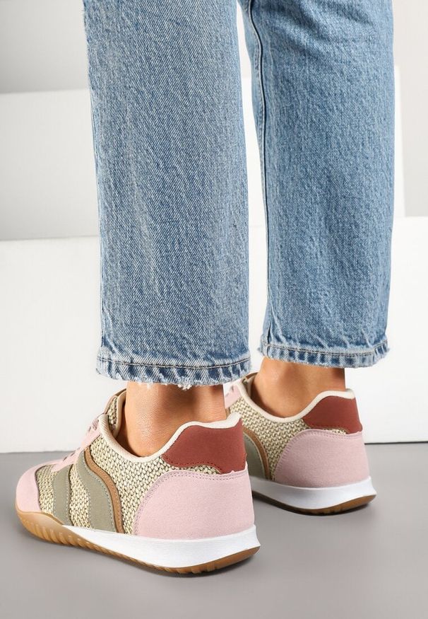 Renee - Różowo-Zielone Sneakersy z Geometrycznym Motywem i Plecionką Laniffia. Okazja: na spacer. Kolor: różowy. Materiał: jeans. Wzór: geometria. Sport: turystyka piesza