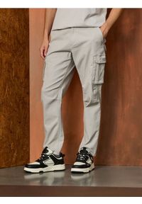 Sinsay - Spodnie cargo - kremowy. Kolor: kremowy #1