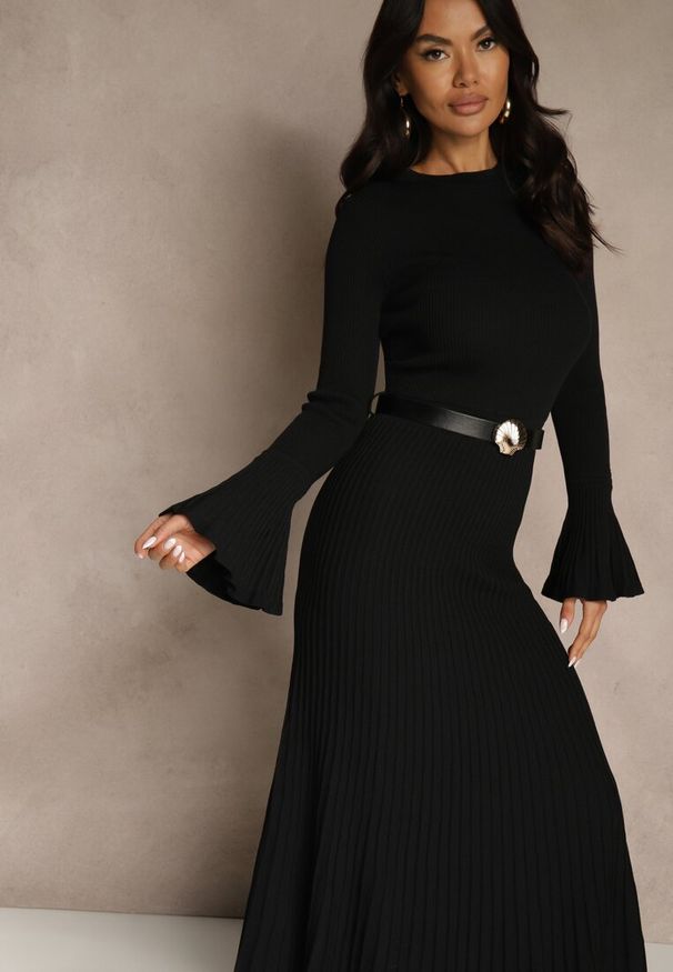 Renee - Czarna Sweterkowa Sukienka Longsleeve z Wiskozą z Paskiem z Klamerką Muszelką Retine. Okazja: na imprezę. Kolor: czarny. Materiał: wiskoza. Długość rękawa: długi rękaw. Styl: elegancki