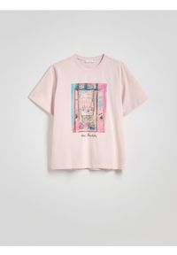 Reserved - T-shirt z nadrukiem - pastelowy róż. Kolor: różowy. Materiał: dzianina, bawełna. Wzór: nadruk #1