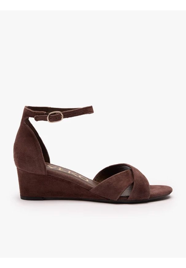Ryłko - Brązowe sandały na koturnie. Okazja: na co dzień. Nosek buta: okrągły. Zapięcie: sprzączka. Kolor: brązowy. Materiał: welur, skóra. Sezon: lato. Obcas: na koturnie. Styl: street, elegancki, casual