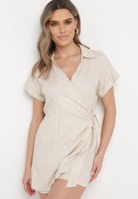 Born2be - Jasnobeżowa Kopertowa Sukienka Kombinezon Letnia Mini z Bawełny i Lnu Liorra. Kolor: beżowy. Materiał: bawełna, len. Długość rękawa: krótki rękaw. Długość: krótkie. Sezon: lato #4
