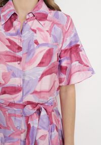 Born2be - Fioletowo-Różowa Sukienka Rozkloszowana z Falbankami i Paskiem Aquamar. Okazja: na randkę, na spacer, na co dzień. Typ kołnierza: kołnierz z falbankami. Kolor: fioletowy. Typ sukienki: rozkloszowane, proste. Styl: klasyczny, casual, elegancki #7