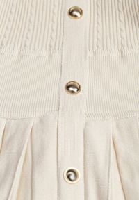 Renee - Jasnobeżowa Wiskozowa Sukienka Rozkloszowana Zdobiona Guzikami i Plisami Alulassa. Okazja: na spacer, na co dzień. Kolor: beżowy. Materiał: wiskoza. Wzór: aplikacja. Sezon: wiosna. Typ sukienki: rozkloszowane. Styl: casual, elegancki #6