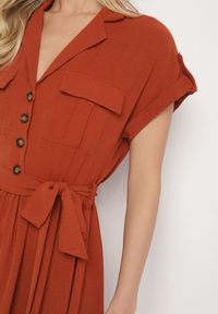 Born2be - Czerwona Sukienka o Koszulowym Kroju z Krótkim Rękawem i Wiązanym Paskiem Nalella. Okazja: na co dzień. Kolor: czerwony. Materiał: jeans. Długość rękawa: krótki rękaw. Typ sukienki: koszulowe. Styl: klasyczny, casual #3