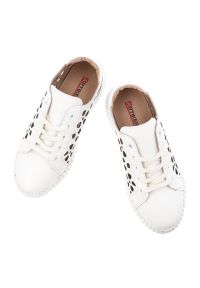 Sneakersy damskie Artiker, cholewka ze skóry naturalnej ażurowe wycięcia motyw kwiatowy wiązanie klasyczne, białe, 56C1167. Okazja: na co dzień. Zapięcie: sznurówki. Kolor: biały. Materiał: skóra. Szerokość cholewki: normalna. Wzór: ażurowy, kwiaty #4