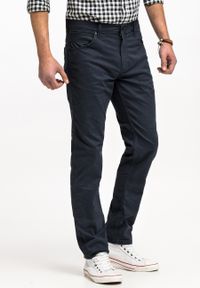 Wrangler - WRANGLER GREENSBORO MĘSKIE SPODNIE MATERIAŁOWE CHINO CHINOSY MARINE NAVY W15QOFB14 112320811. Materiał: materiał. Styl: marine