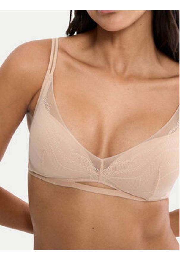 Triumph Biustonosz push-up Breathe & Lift Smart10226602 Beżowy. Kolor: beżowy. Materiał: syntetyk. Rodzaj stanika: push-up