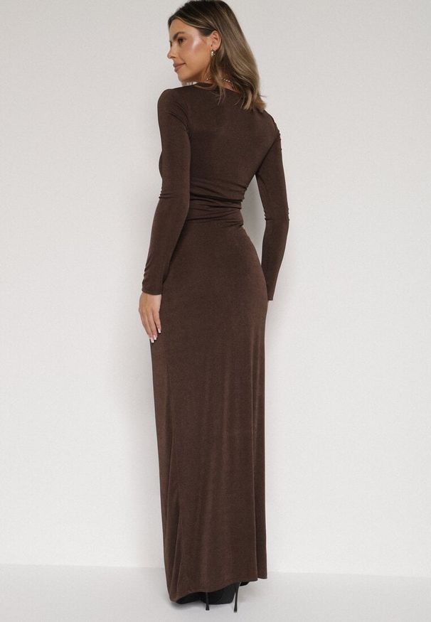 Born2be - Brązowa Taliowana Sukienka o Eleganckim Kroju z Marszczeniem i Aplikacją Sewedina. Okazja: na imprezę. Kolor: brązowy. Materiał: futro. Długość rękawa: długi rękaw. Wzór: aplikacja. Typ sukienki: dopasowane. Styl: elegancki