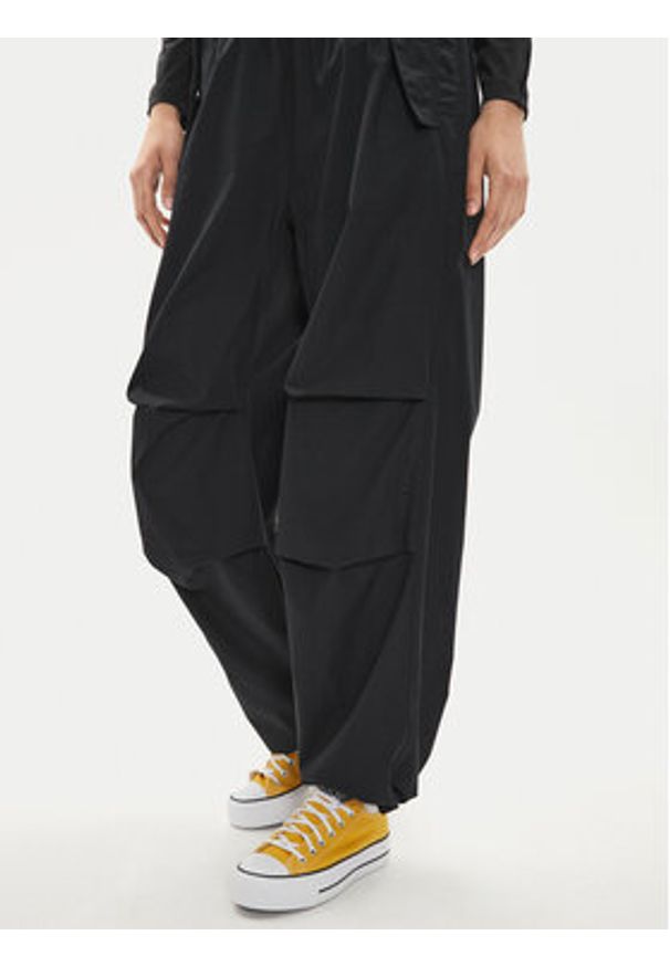 Converse Spodnie materiałowe W Parachute Pant 10026399-A01 Czarny Loose Fit. Kolor: czarny. Materiał: bawełna