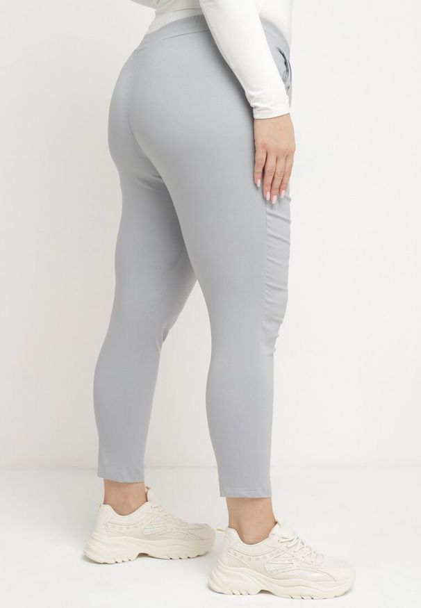 Born2be - Jasnoszare Spodnie z Nogawkami 7/8 i Kieszeniami Gavotta. Okazja: na co dzień. Kolekcja: plus size. Kolor: szary. Materiał: satyna. Styl: casual, elegancki